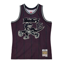 Load image into Gallery viewer, Mitchell &amp; Ness Off Court Chenille Swingman Jersey Toronto Raptors 1998-99 Vince Carter
